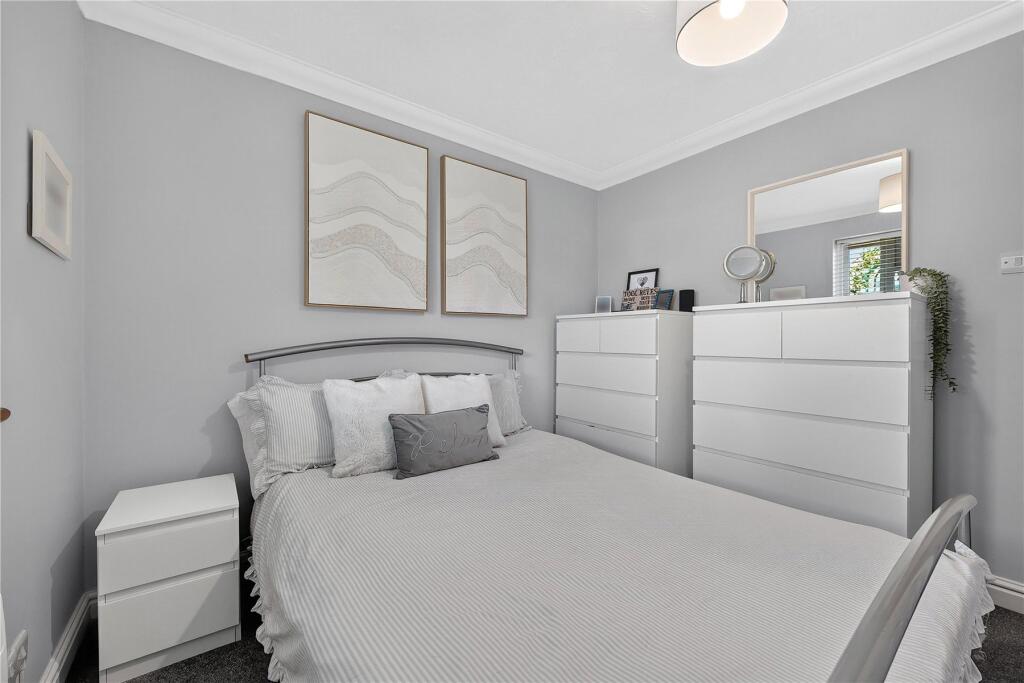 Apartment in Woking, The Hermitage, Knaphill - More