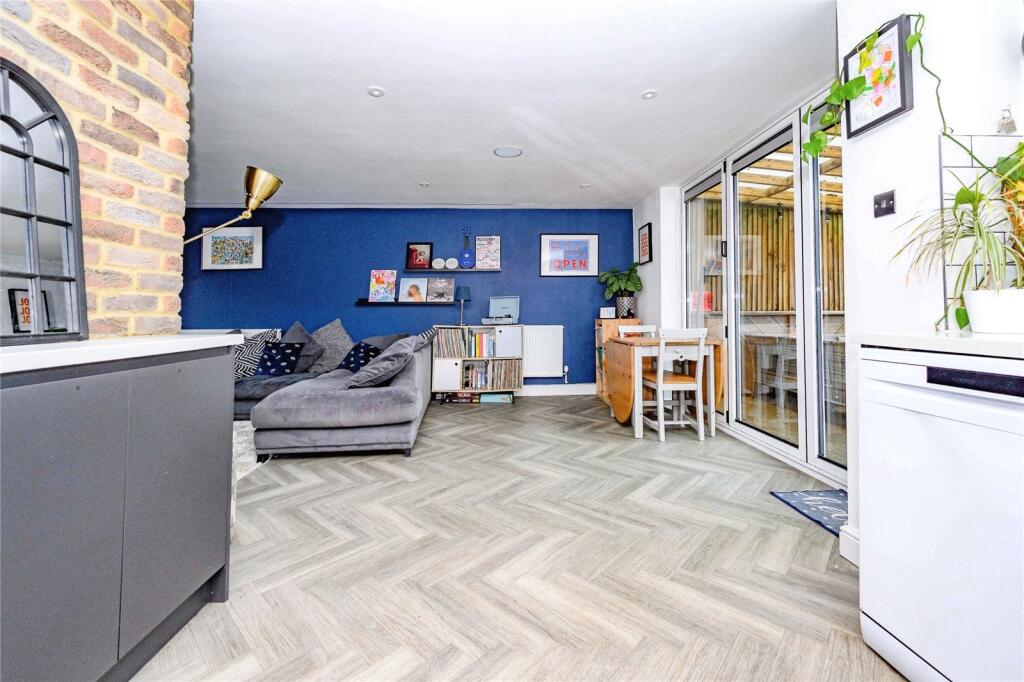 House in Dacorum, Hertfordshire - More
