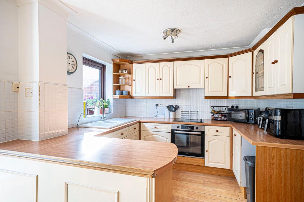 House in Test Valley, Saxon Fields, Andover - More