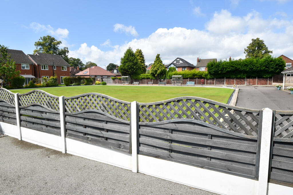 Warwick Drive, Urmston, M41 photo 4