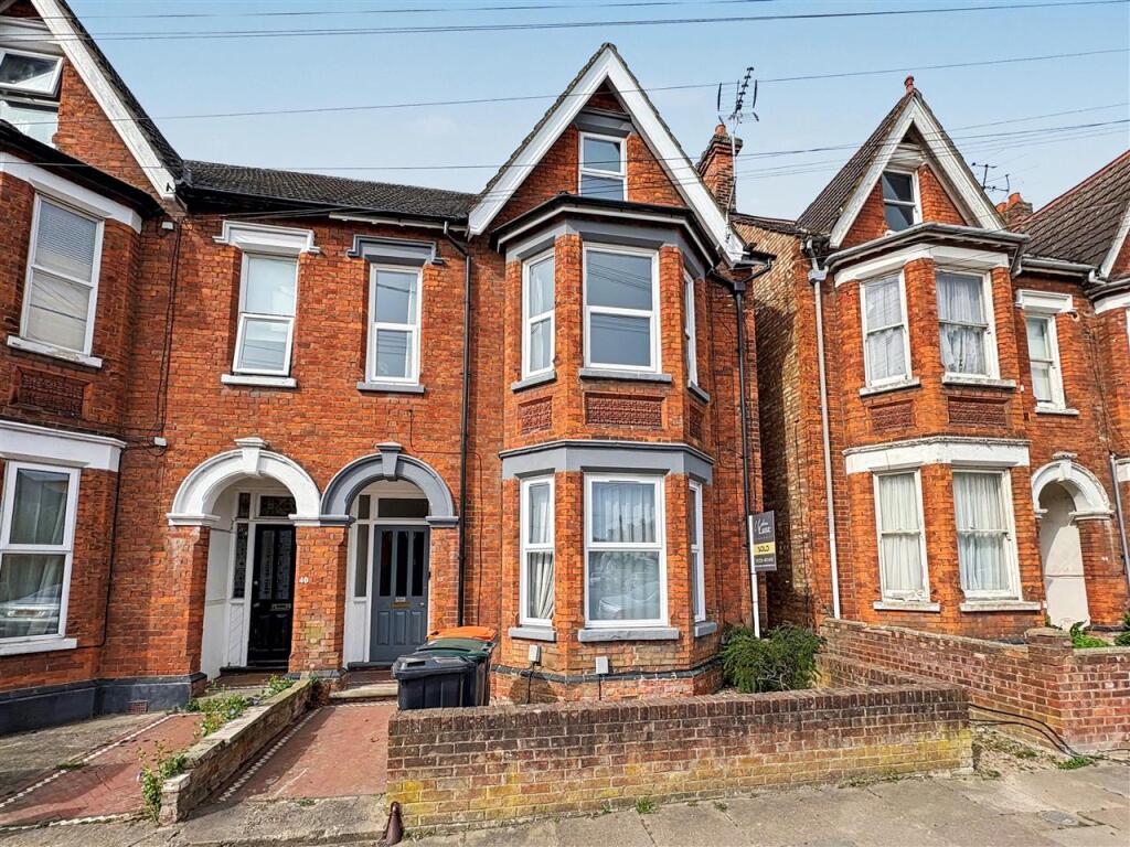 1-bed flat on Goldington Avenue, Bedford, £135,000