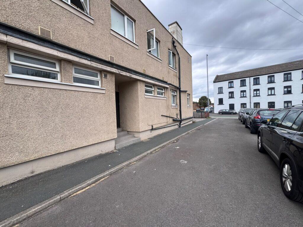 Main image of property: Room 2, Railway House, Balm Road, Hunslet, Leeds, LS10 2HU