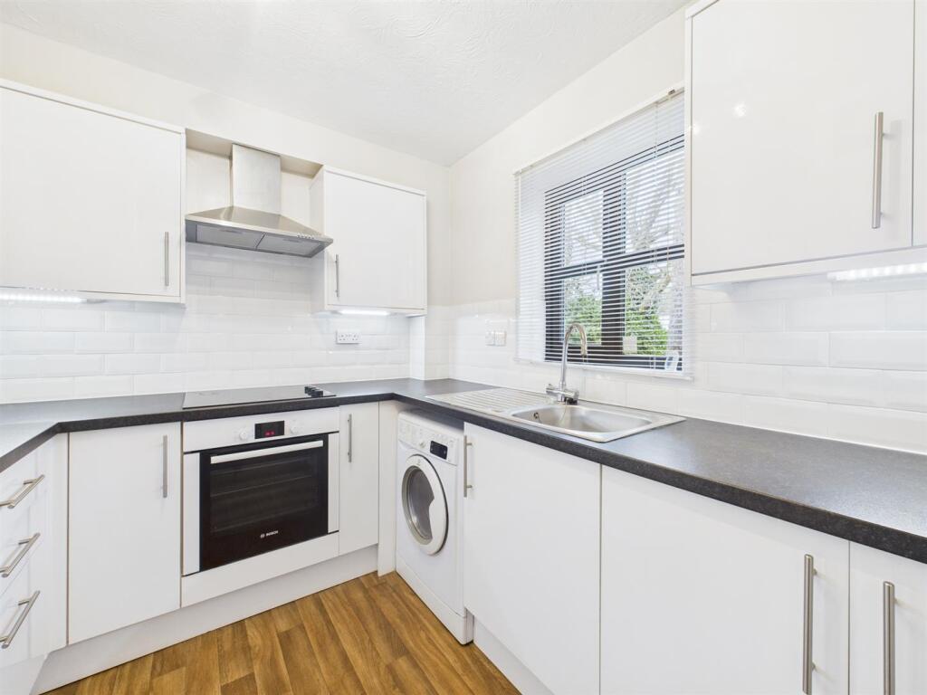 Apartment in London, London Borough of Hillingdon - View 4