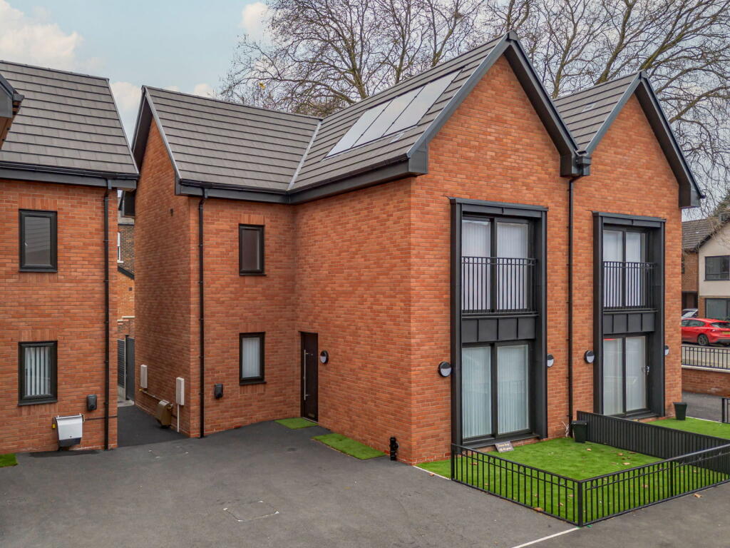 4-bed semi-detached on Chapel Street, Levenshulme, Manchester, M19 3qb, £395,000