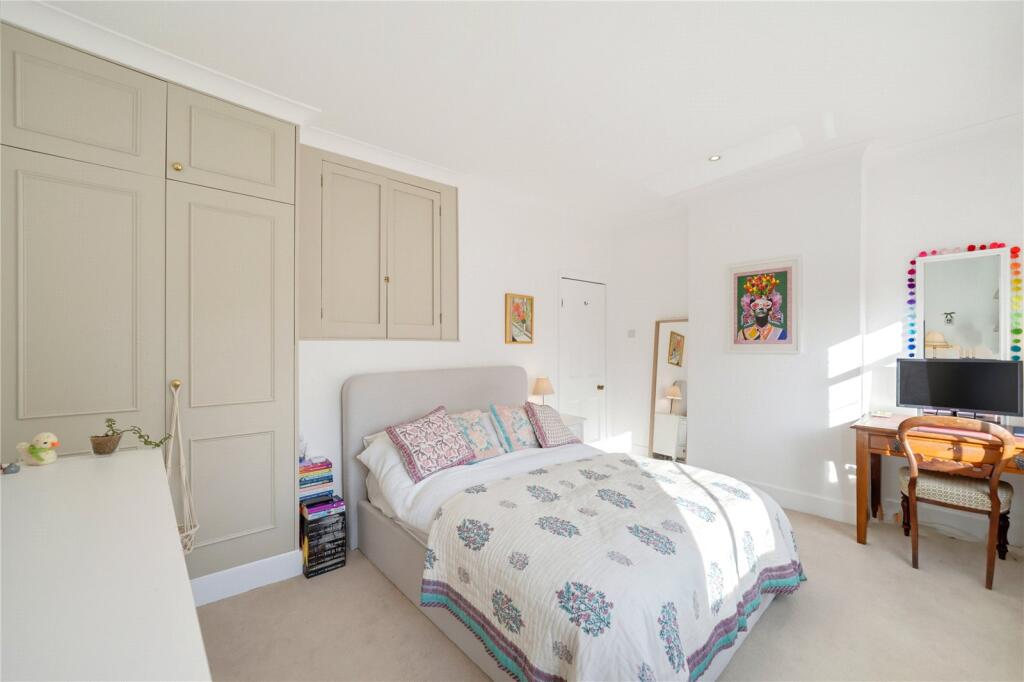House in London, Clapham Junction - More