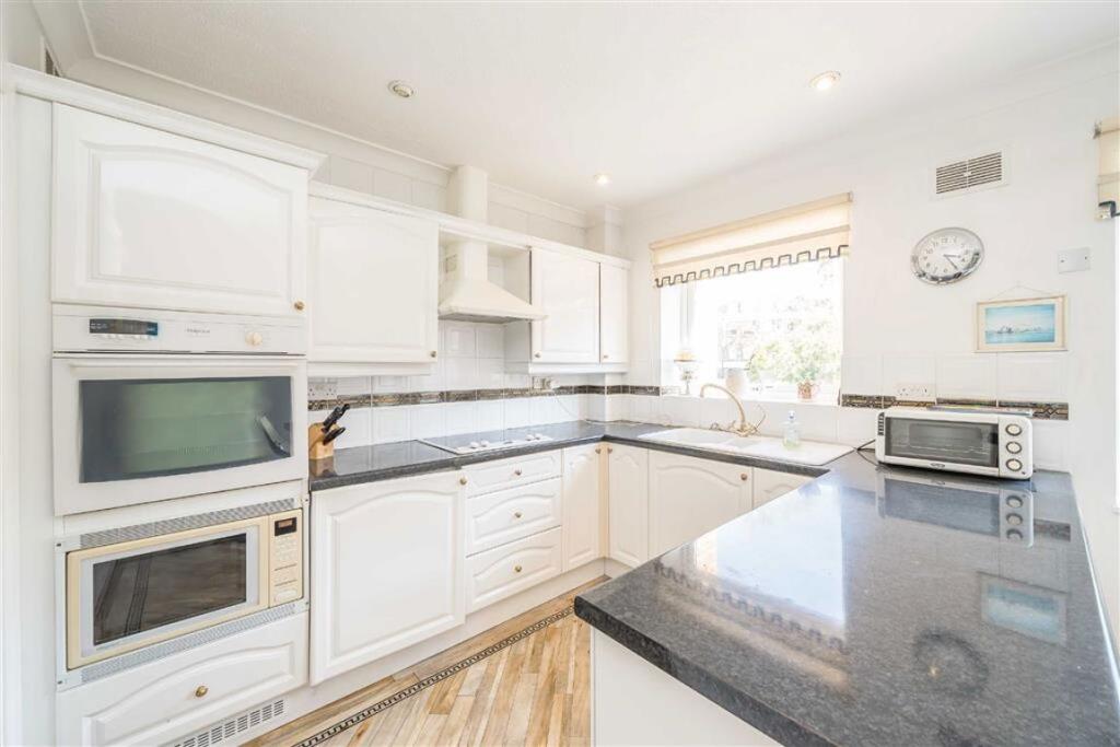 Apartment in Twickenham - View 4