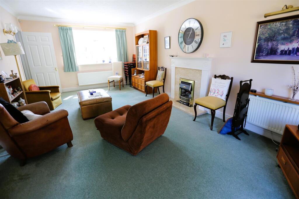 House in Epsom and Ewell, Stoneleigh - More