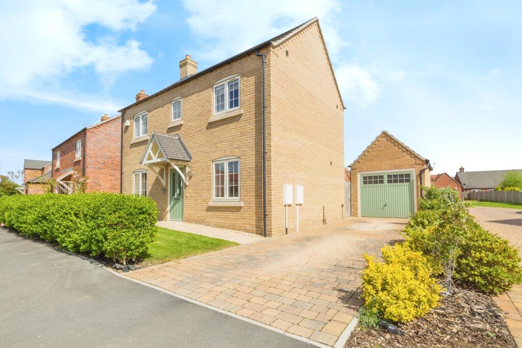 3-bed detached on Rowan Avenue, Saxilby, Lincoln, £300,000
