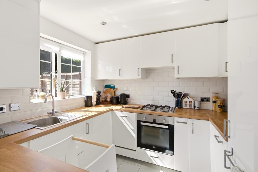 House in Houghton Regis, Woodside Estate - More