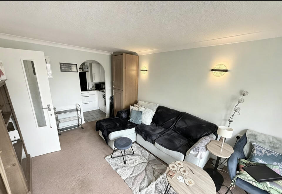 Apartment in Eastbourne, East Sussex - View 3
