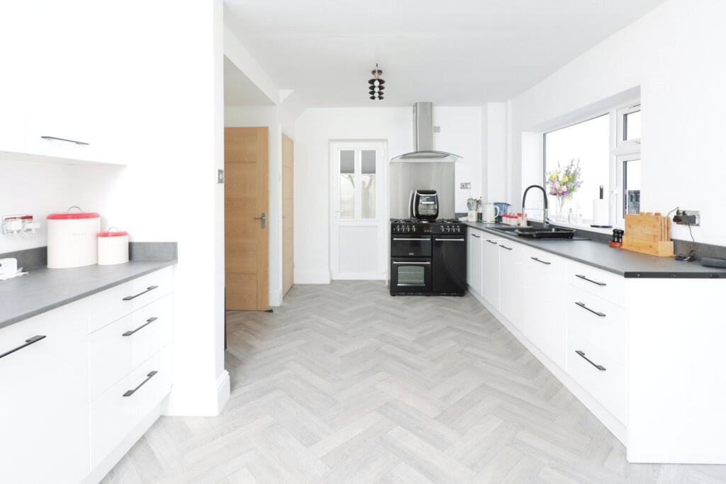 Croft Road, Atherstone, Warwickshire, CV9 photo 4