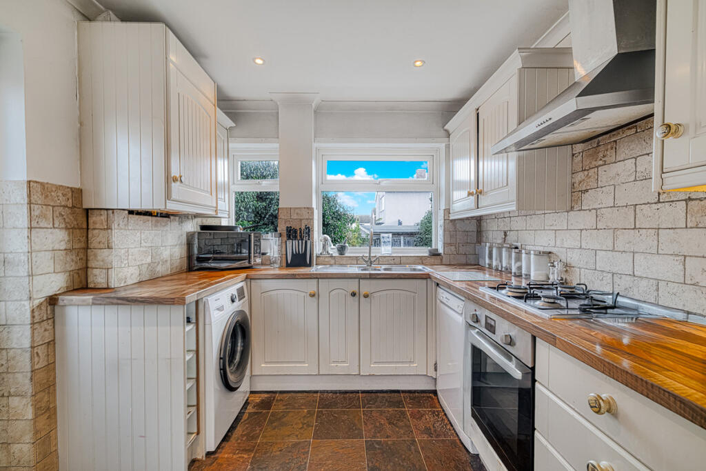 Main image of property: The Avenue, Hockley, SS5