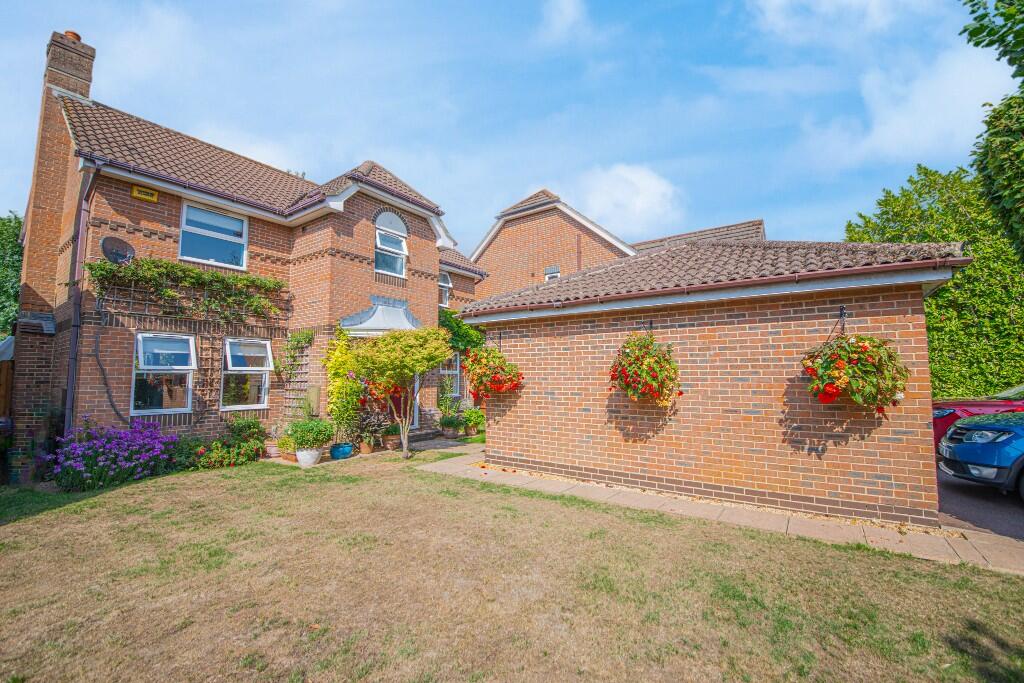 4-bed detached on Lawnswood, Botley Road, Eastleigh, SO50, £550,000