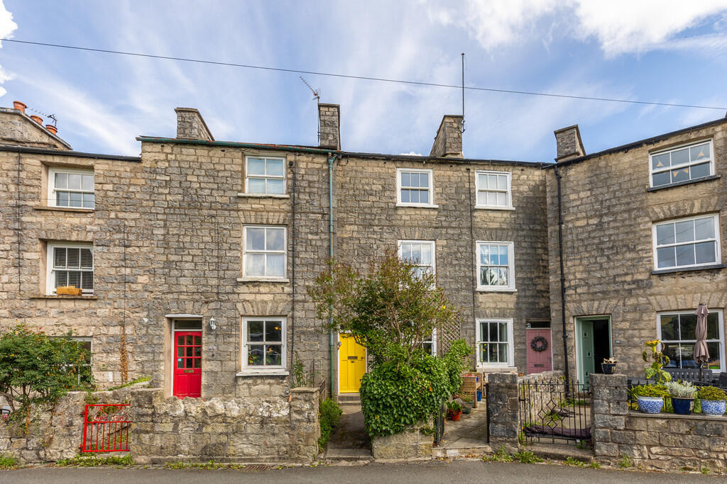 3-bed terraced on 16 Castle Crescent, Kendal, Cumbria, LA9 7AN, £285,000