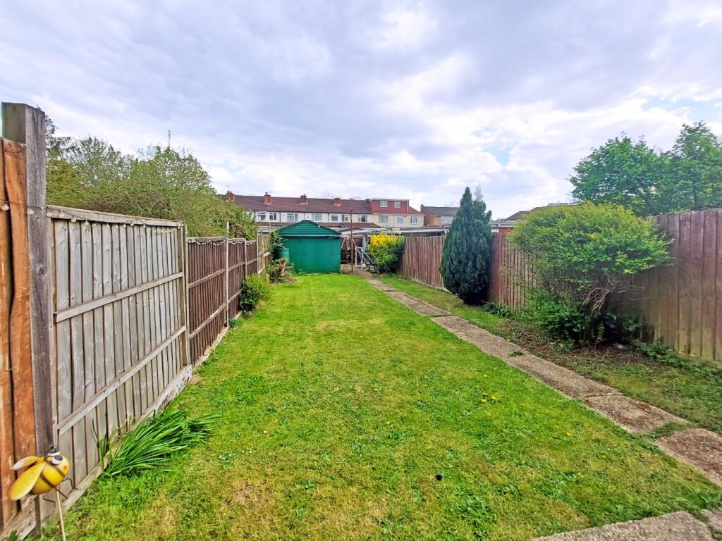 Ravenswood Crescent, Rayners lane, Harrow photo 2