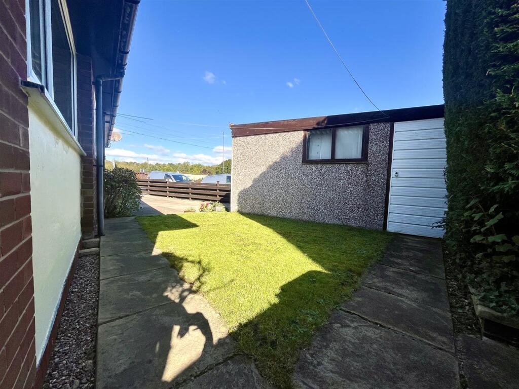 Wakefield Road, Clayton West, Huddersfield photo 4