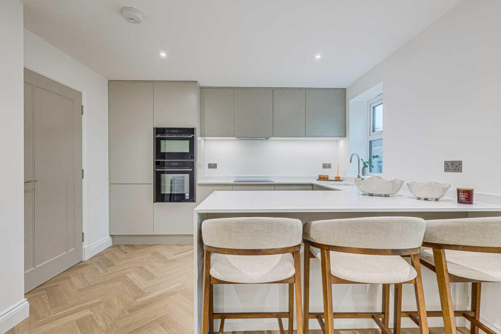 Apartment in Castle Point, Hadleigh - View 4