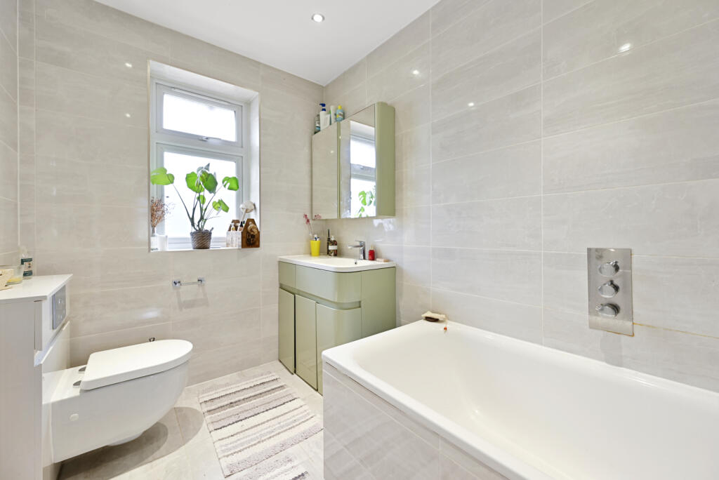 Lilac Gardens,  South Ealing W5 photo 4