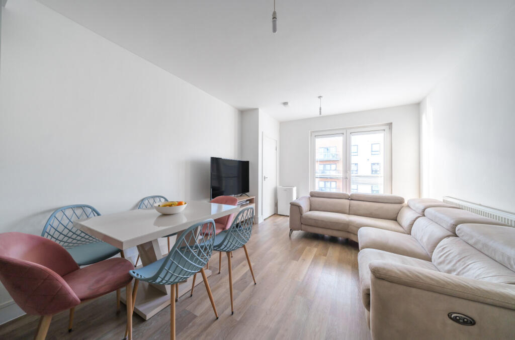 Apartment in Crawley, West Sussex - View 2