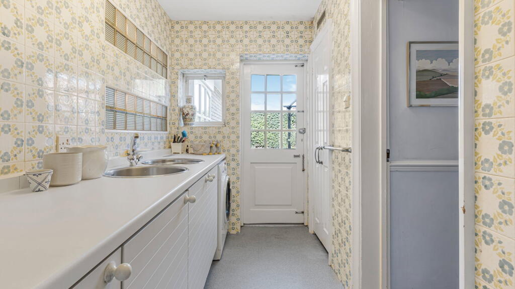 Additional image 11 of El Castano, Hampton Lane