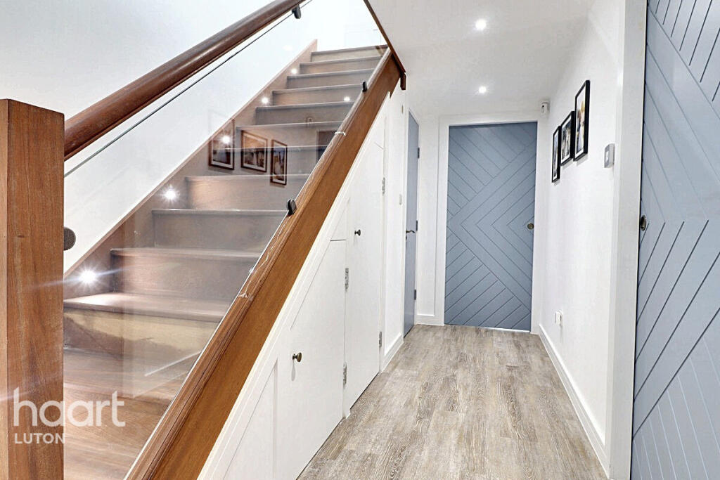 House in Luton, Round Green - View 6