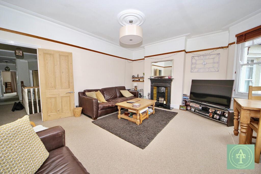 Harlech Road, Southgate, N14 photo 4