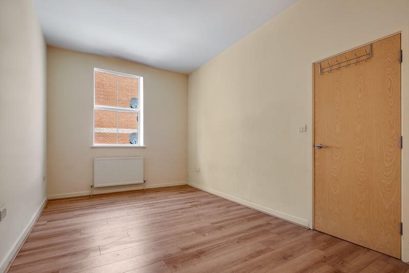 Apartment in Barking, Thames View - View 4
