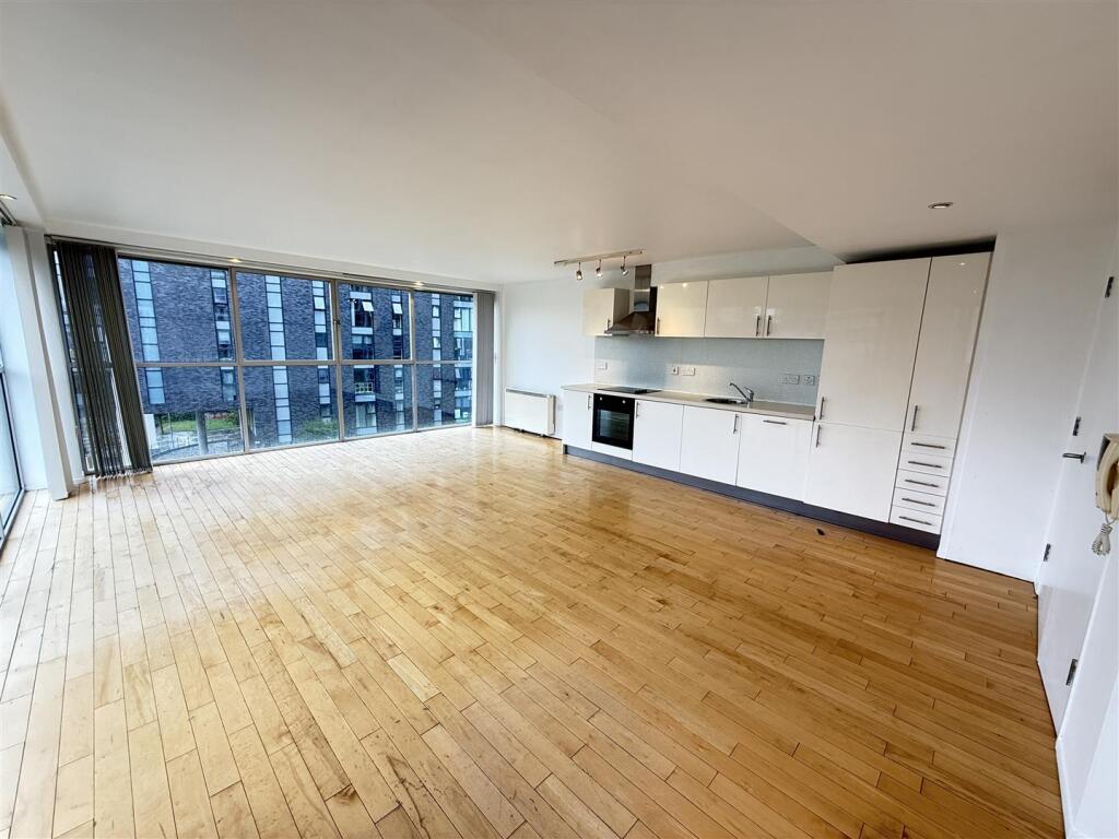 Apartment in Salford, Greater Manchester - View 3