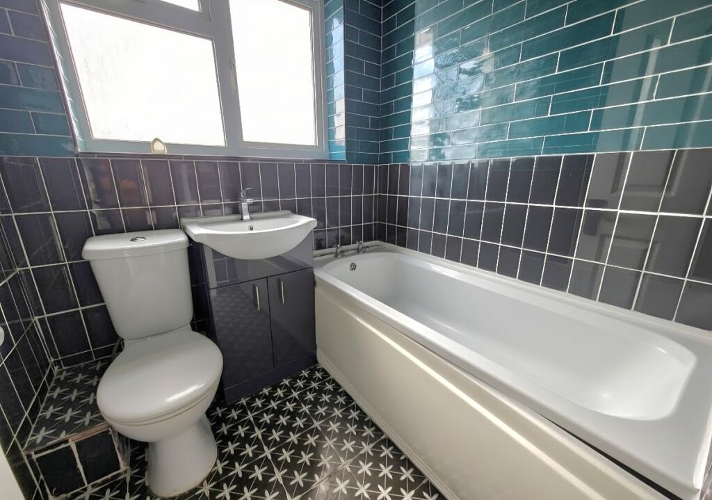 Apartment in Warwick - View 3