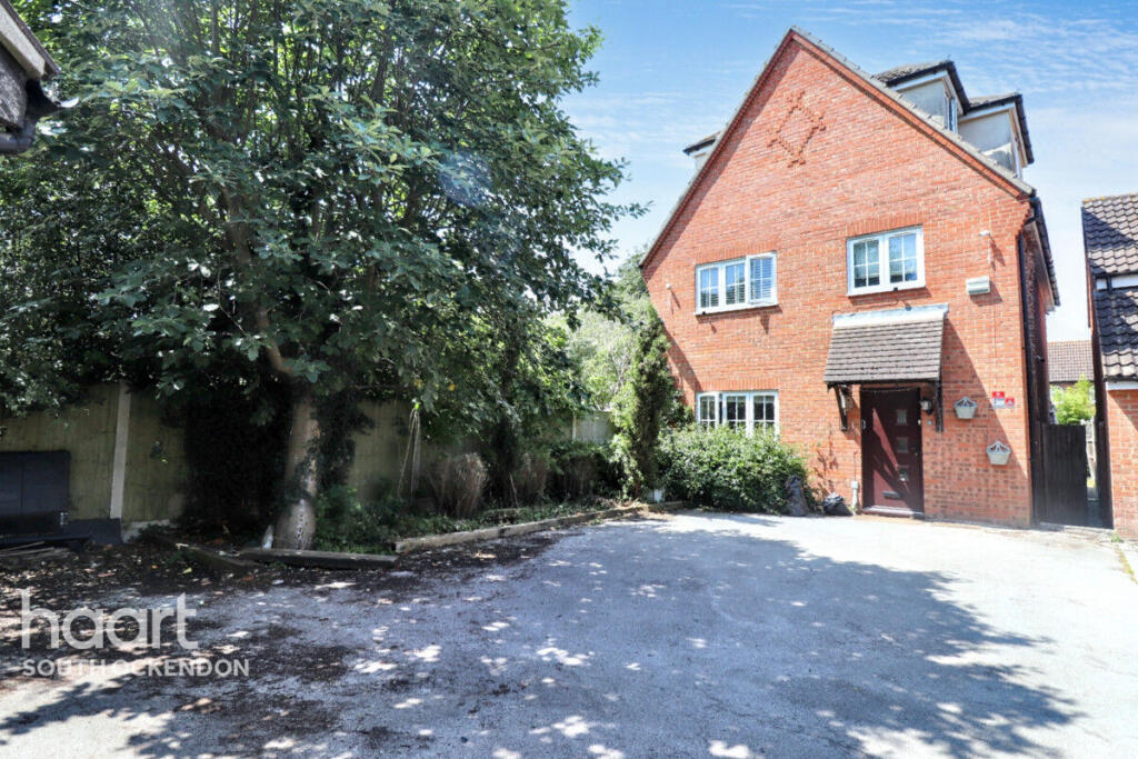 Laurel Drive, South Ockendon photo 2