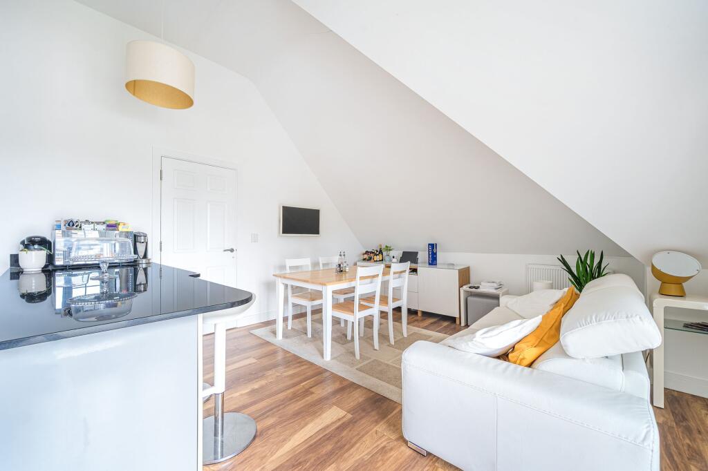 Apartment in Kingston upon Thames - View 4