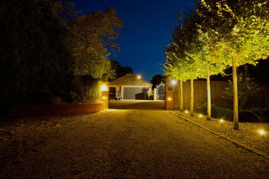 Forest Crescent, Ashtead, Surrey, KT21 photo 4