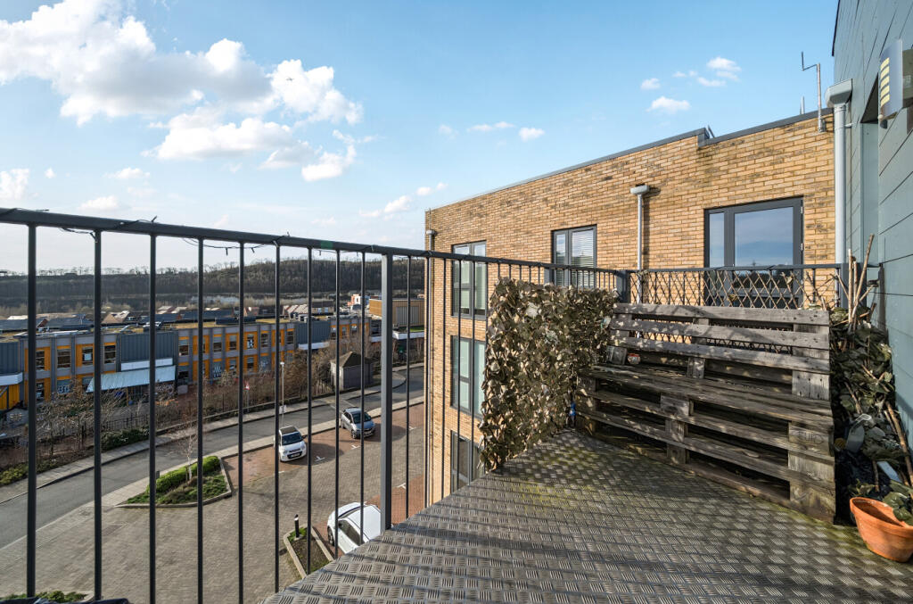Apartment in Dartford, Castle Hill, Ebbsfleet Valley - View 4