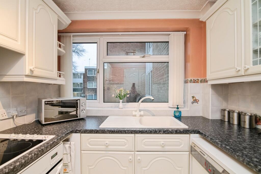 Apartment in Sandwell, West Midlands - View 2