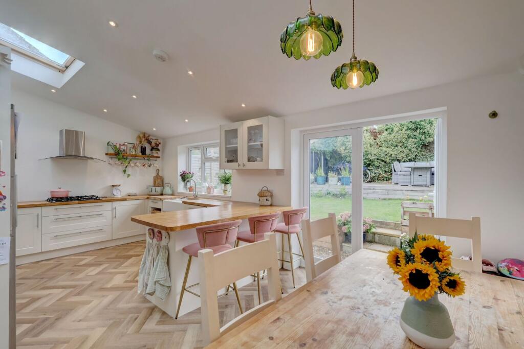 Southfield Road, Princes Risborough, Buckinghamshire, HP27 photo 2
