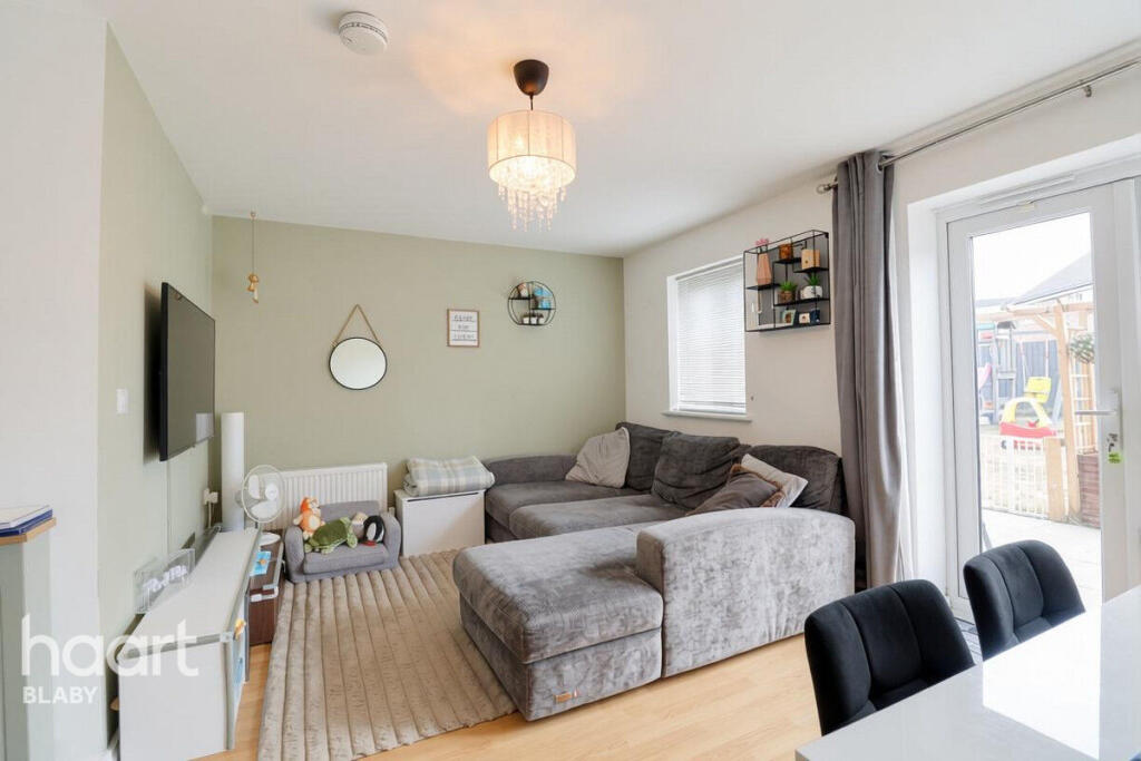 3-bed semi-detached on Barrowcliff Way, Leicester, £270,000