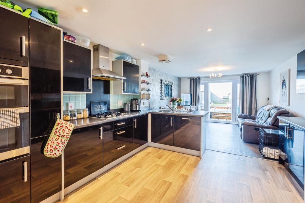 Westview Close, Peacehaven photo 2