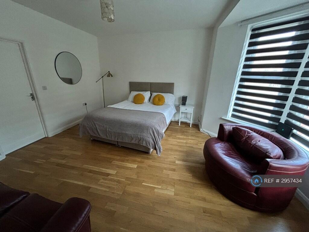 Apartment in Milton Keynes - View 3