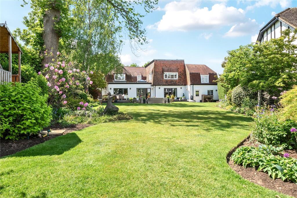 Main image of property: Guildford Road, Mayford, Woking, Surrey, GU22