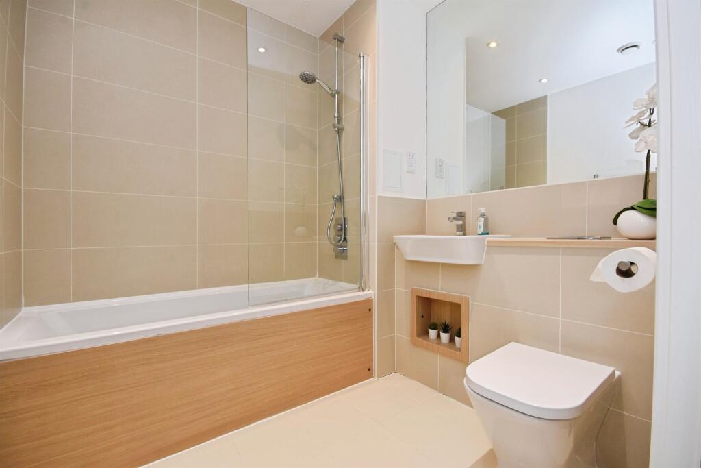 Apartment in London, Harold Wood - View 5