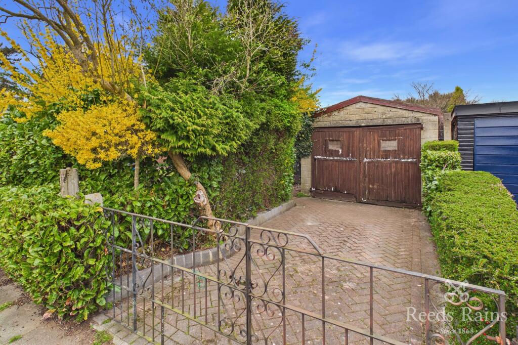 House in Trafford, Broadheath - More