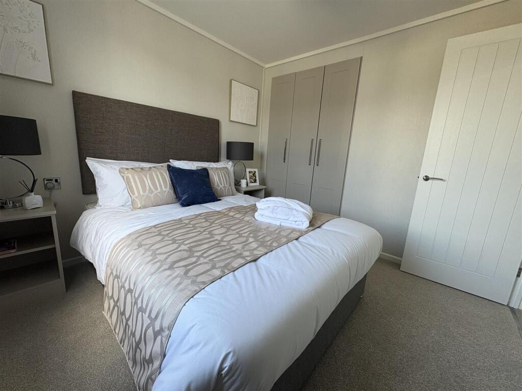 Thorney Bay Road, Sandy Bay, Canvey Island photo 3