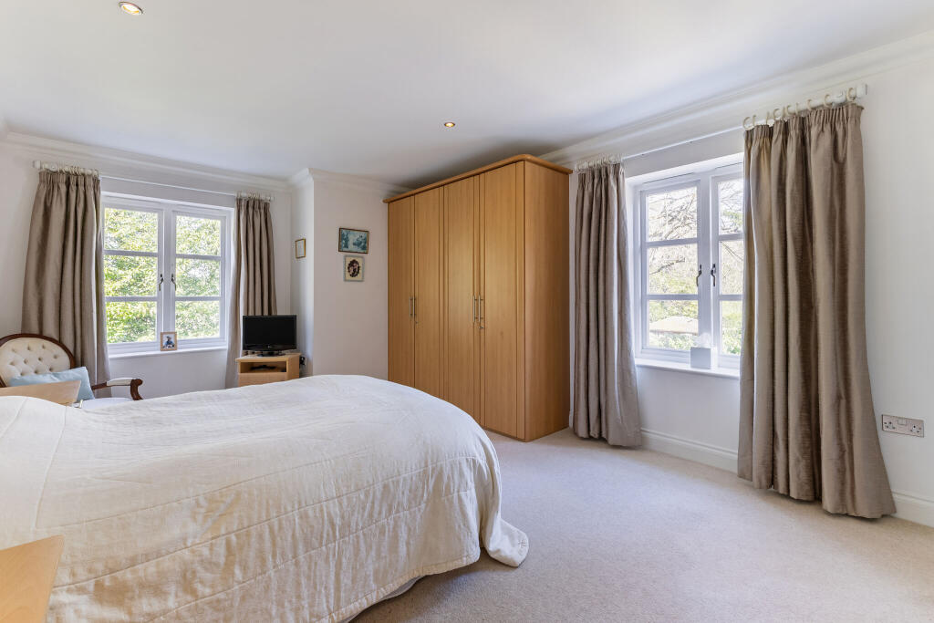 Apartment in Slough - More