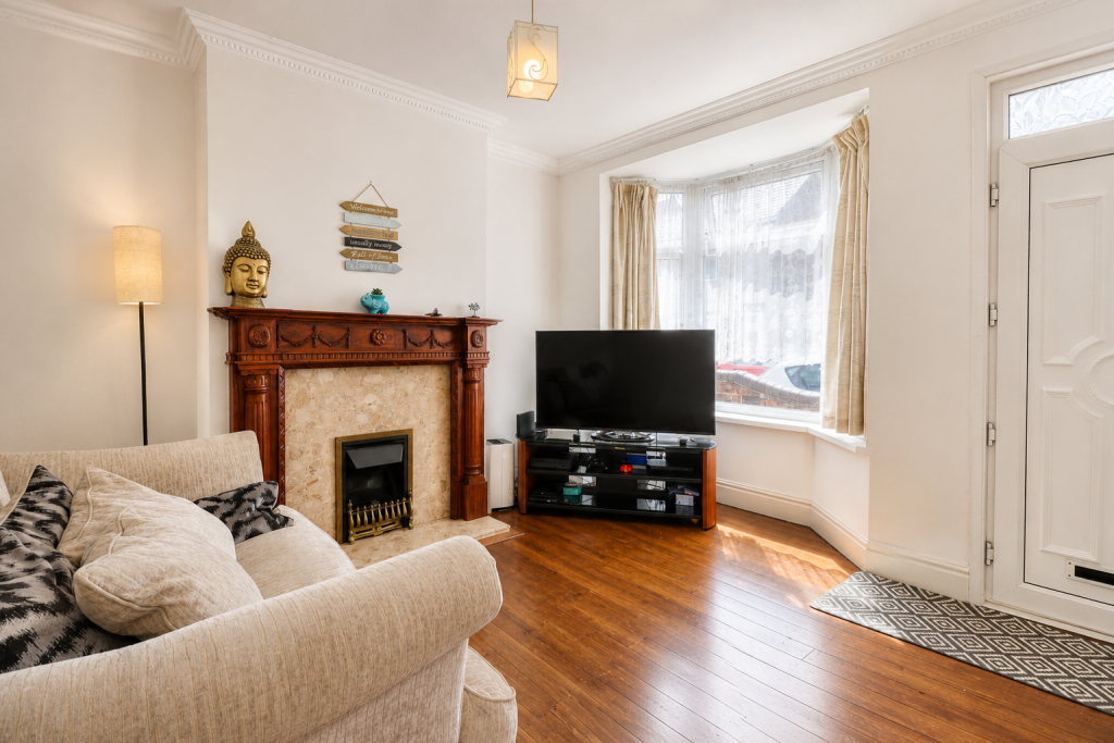 3-bed terraced on Crescent Road, Coalville, LE67, £195,000