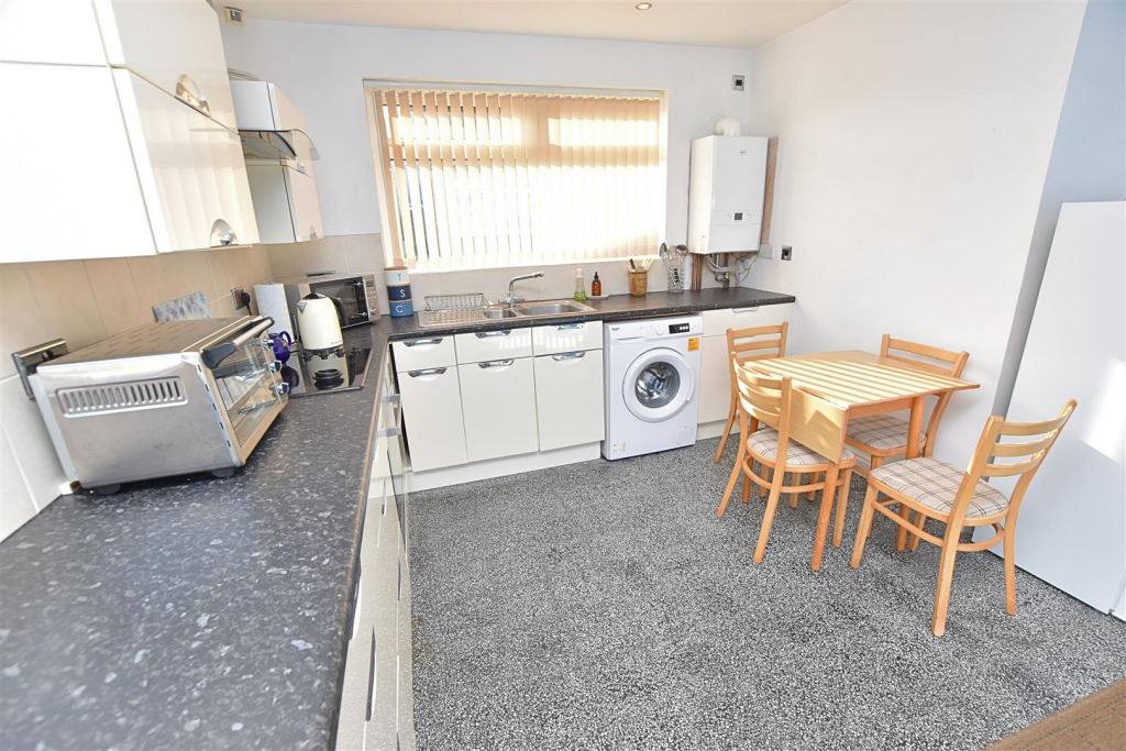 Peaks Avenue, New Waltham, Grimsby photo 2