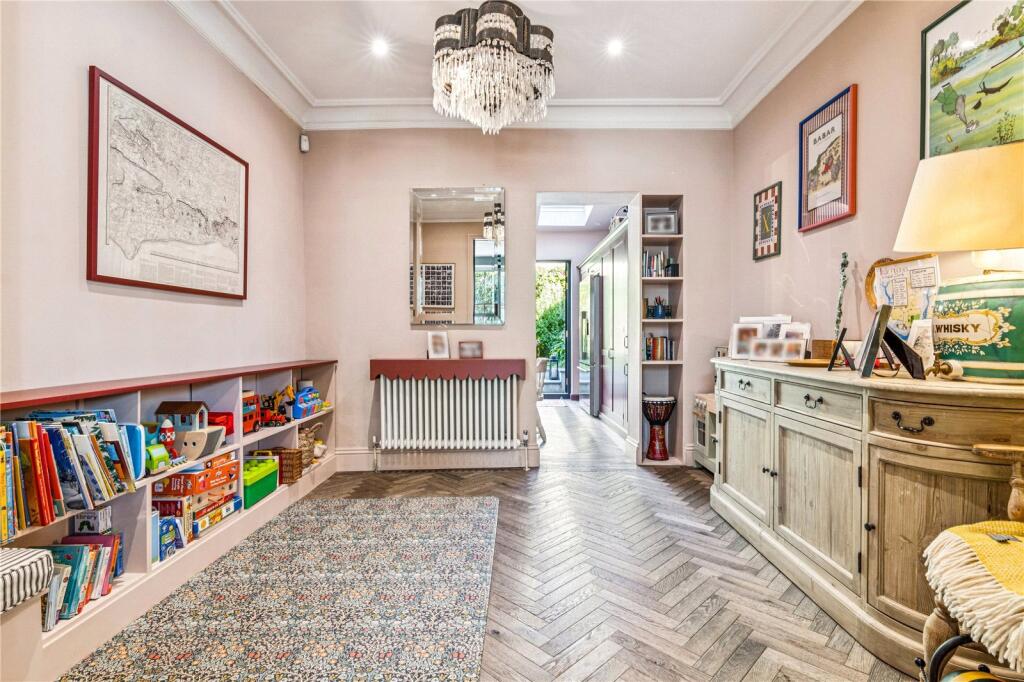 House in London, Summerstown - More