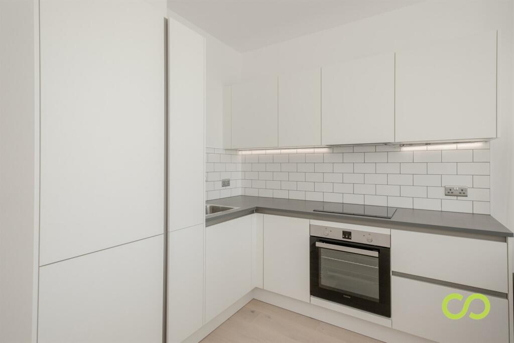 Main image of property: Parkview Apts, Great West Road, Brentford, TW8