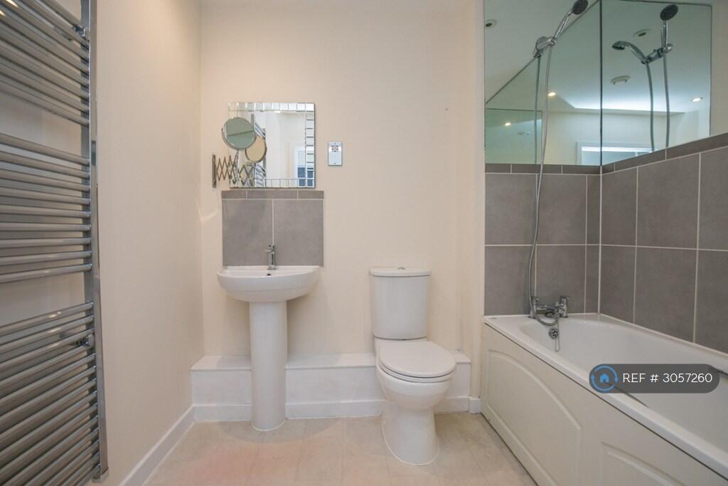 Apartment in Slough - View 5