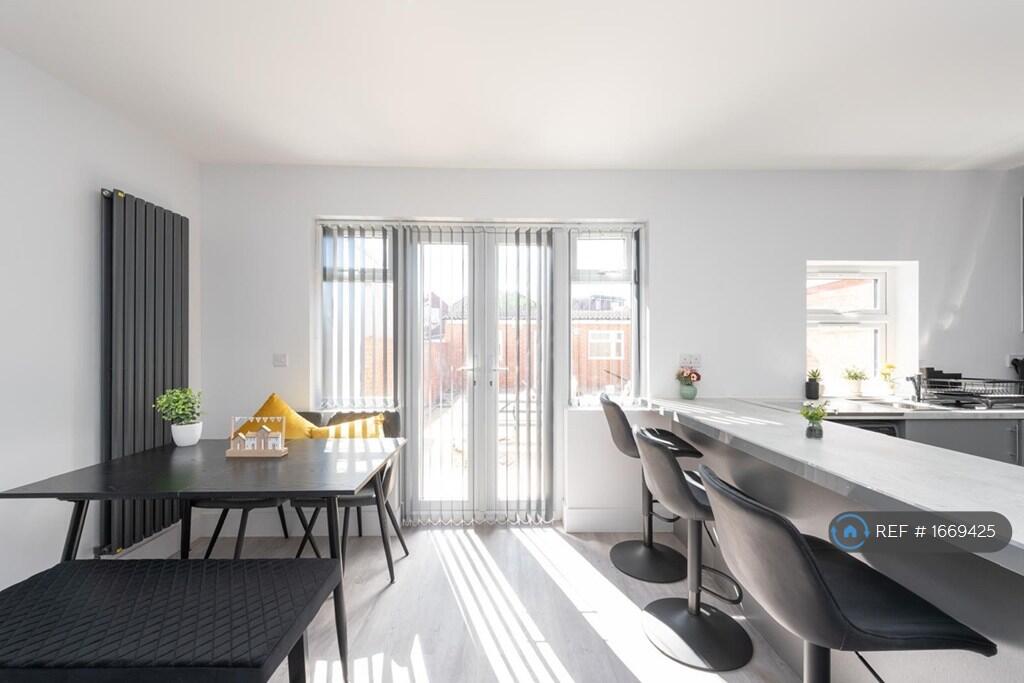 House in Twickenham - View 3
