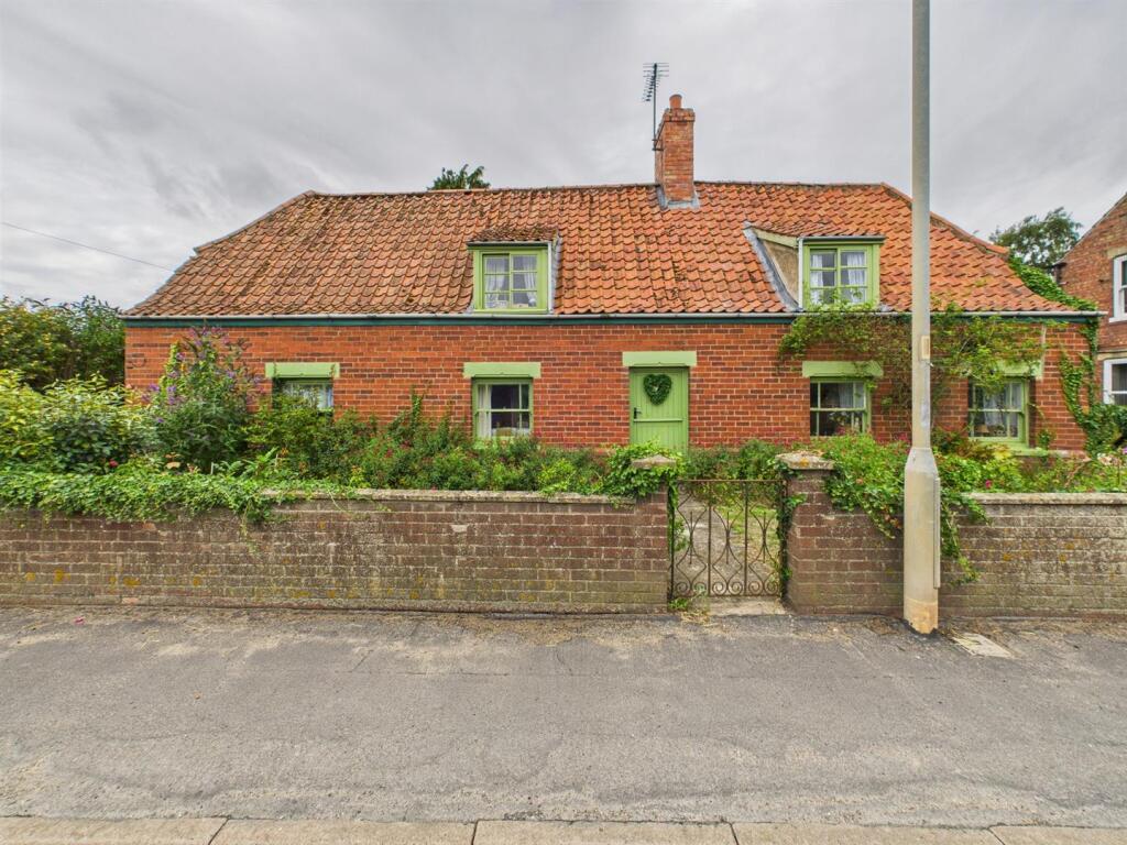 3-bed house on Inglenook, Main Street, Mareham le Fen, £250,000